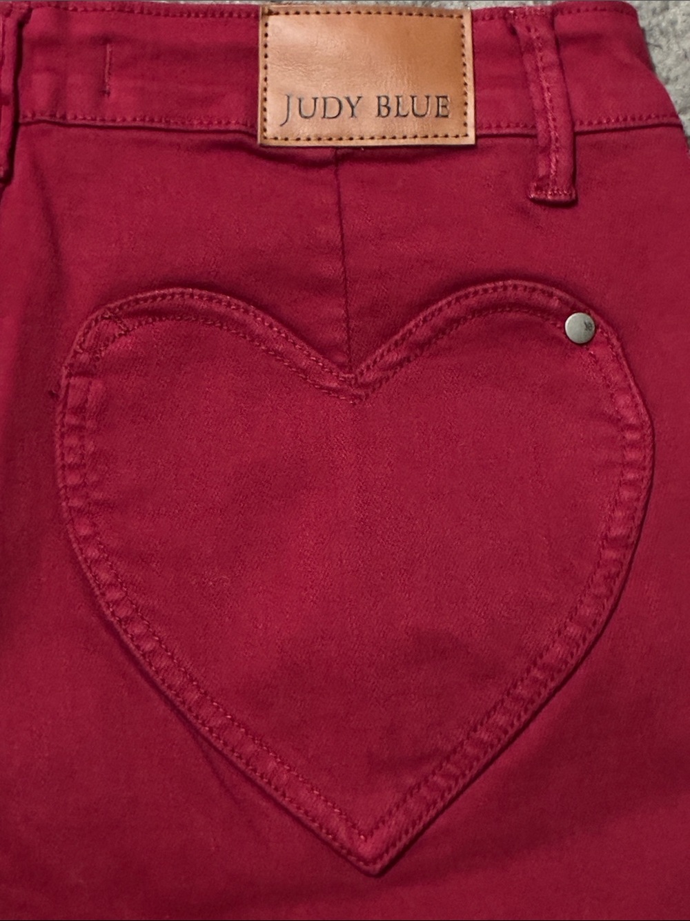 Judy Blue Vintage-Inspired Women's Heart Pocket Jeans in red - Picture 2 of 7